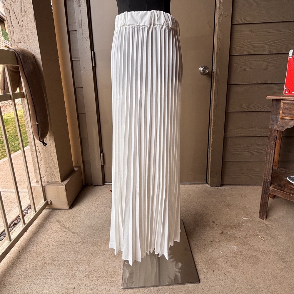 Elegant White Pleated Maxi Skirt